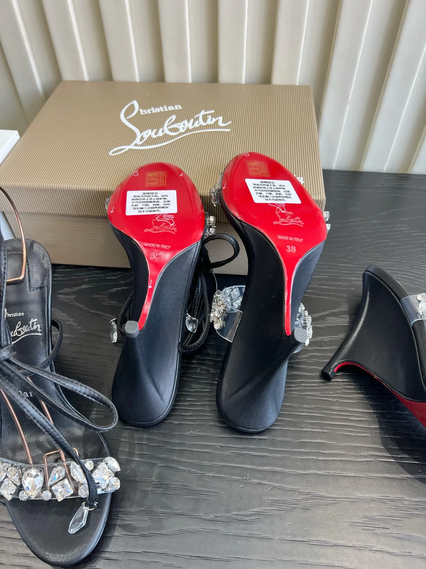 Босоножки Женские Christian Louboutin 18614264