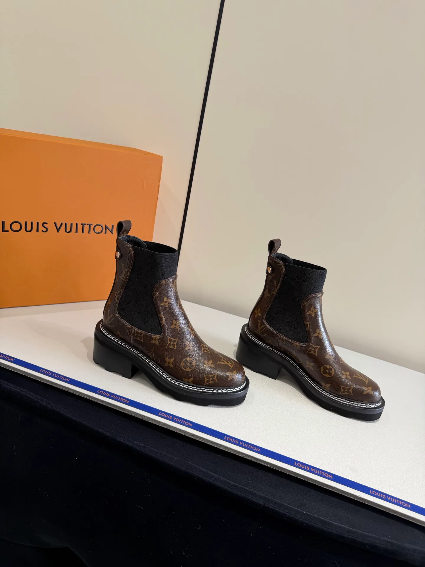 Ботинки Женские Louis Vuitton 19563710