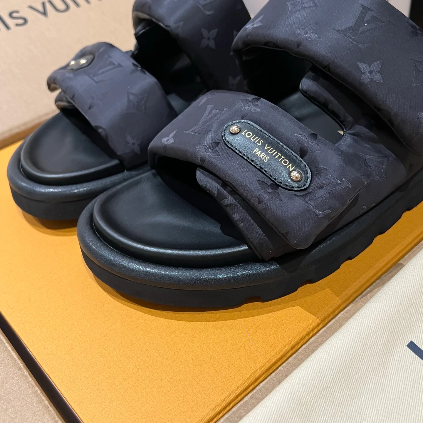 Шлепанцы Женские Louis Vuitton 17608439