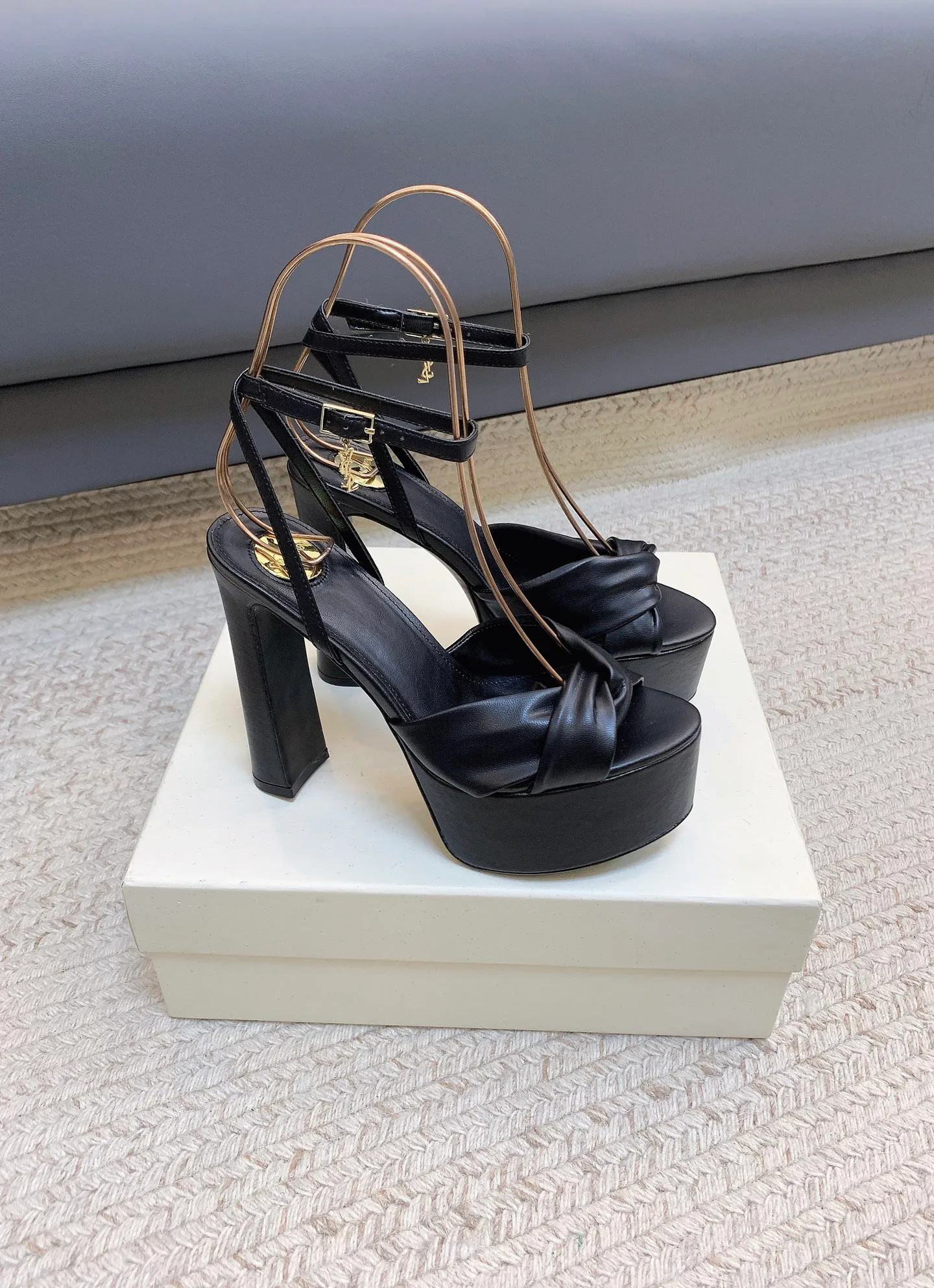 Босоножки Женские Saint Laurent 18731815