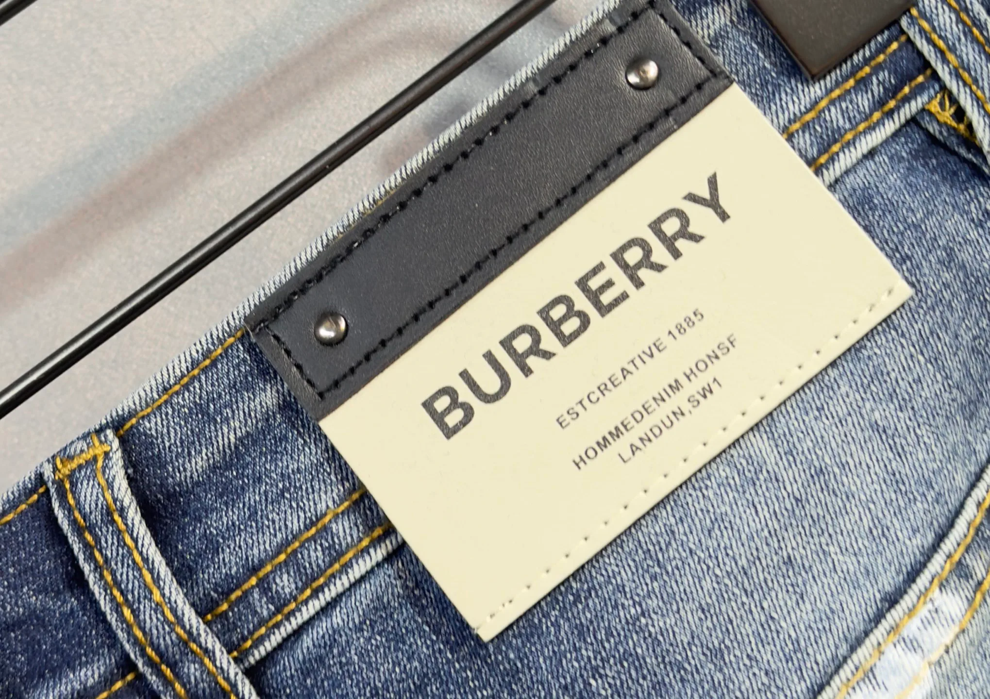 Джинсы Мужские Burberry 18098396