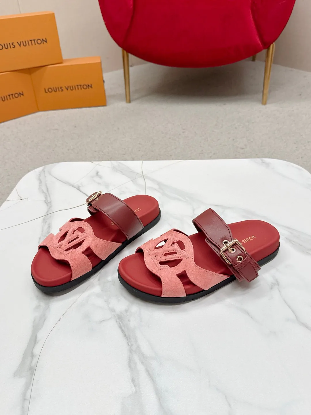 Шлепанцы Женские Louis Vuitton 18235702