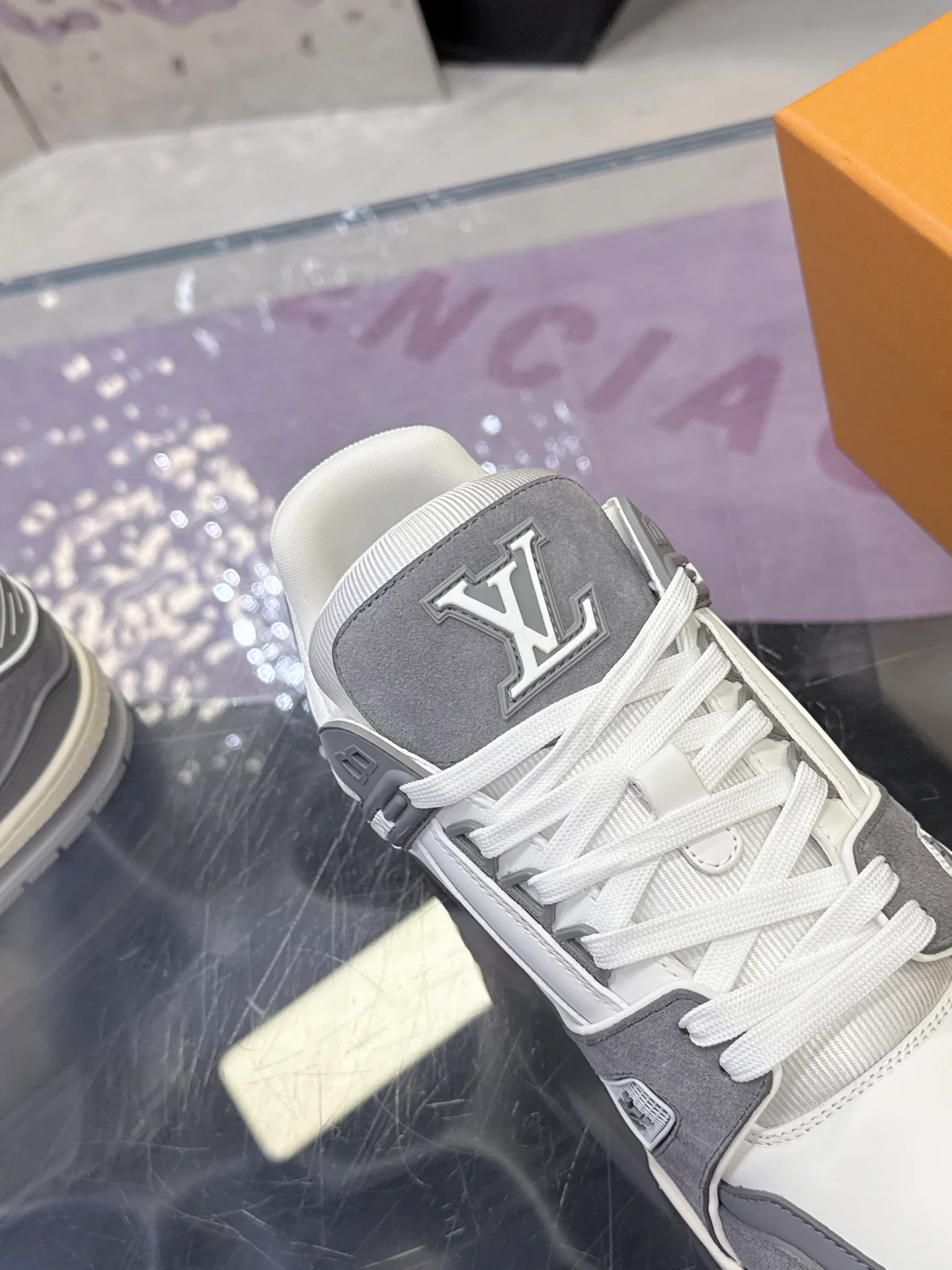Кроссовки Женские Louis Vuitton 18104016