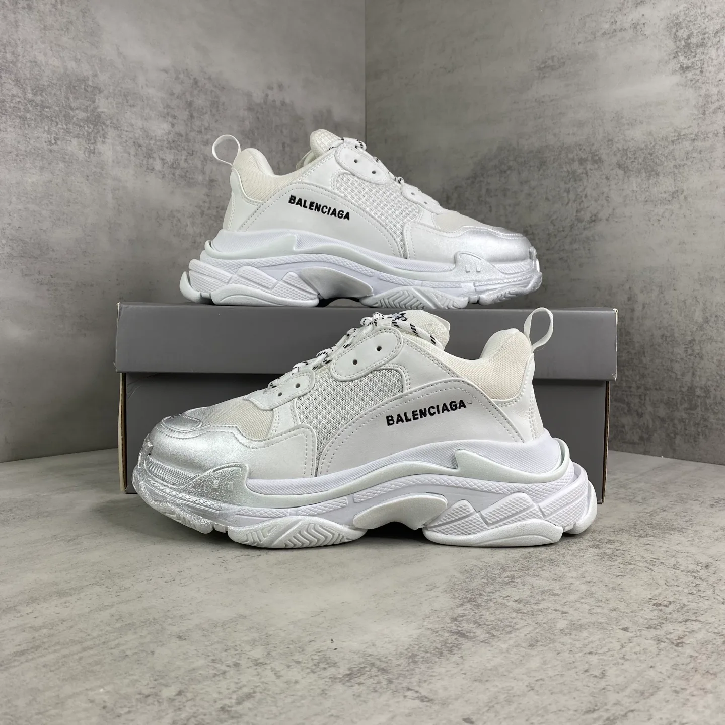 Кроссовки Женские Balenciaga 18686621