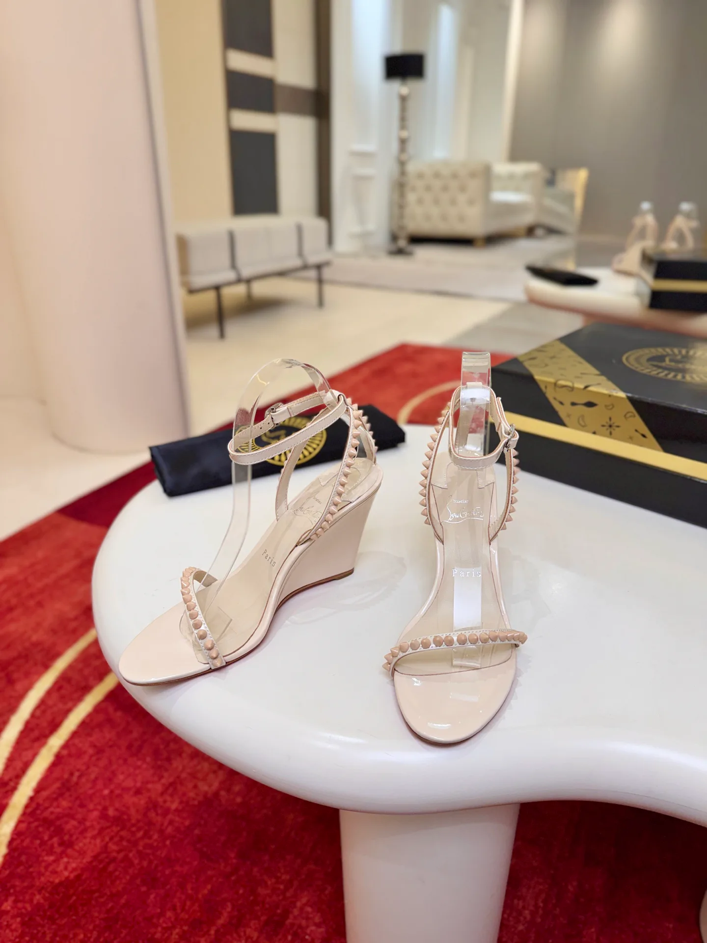 Босоножки Женские Christian Louboutin 18500920