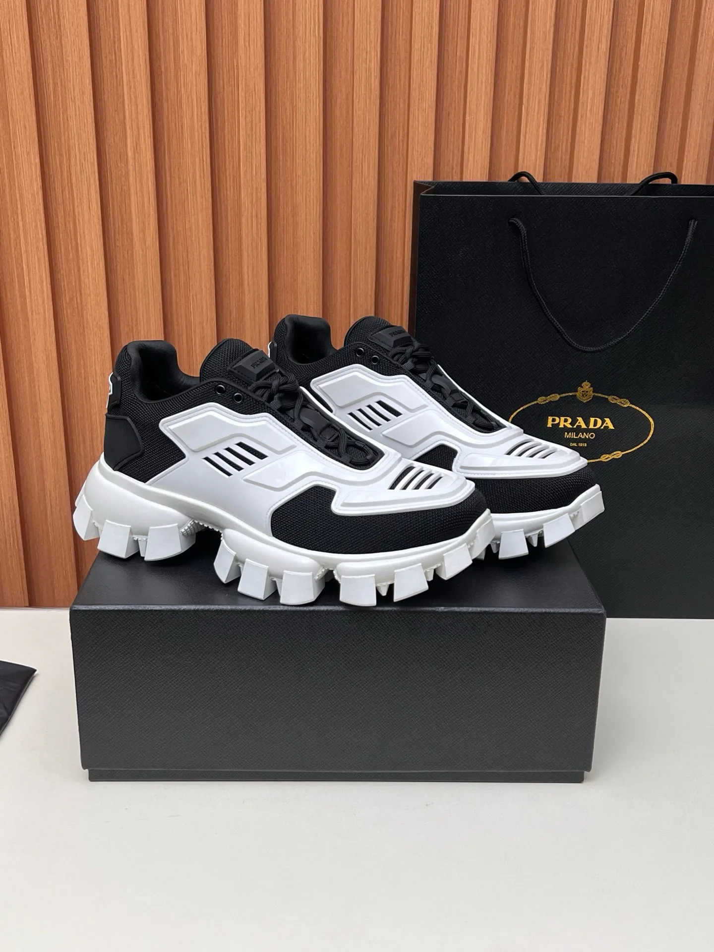 Кроссовки Женские Prada 17955143
