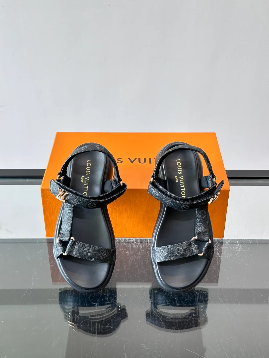Босоножки Женские Louis Vuitton 17608046