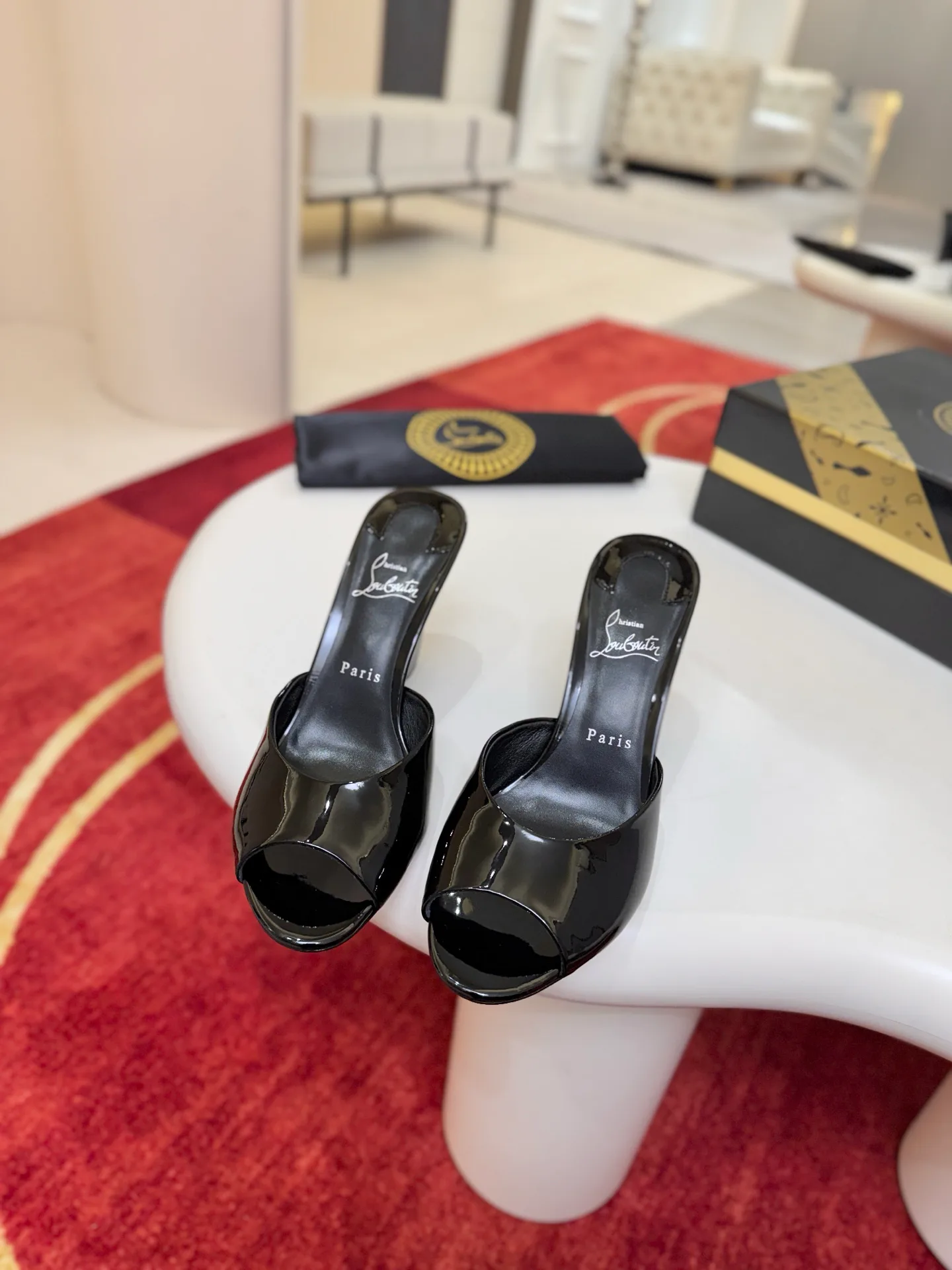 Босоножки Женские Christian Louboutin 18500932