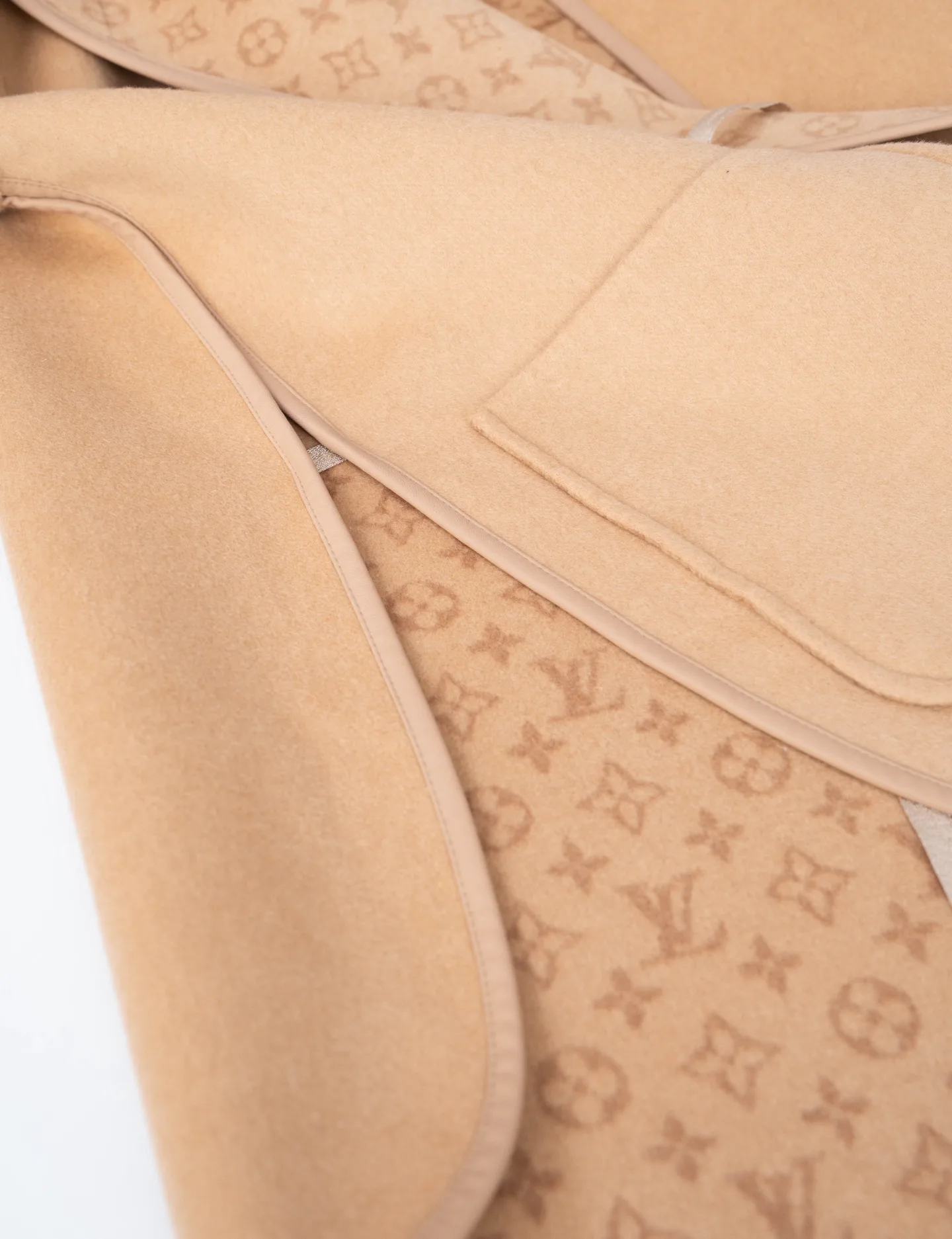 Пальто Женские Louis Vuitton 18206310