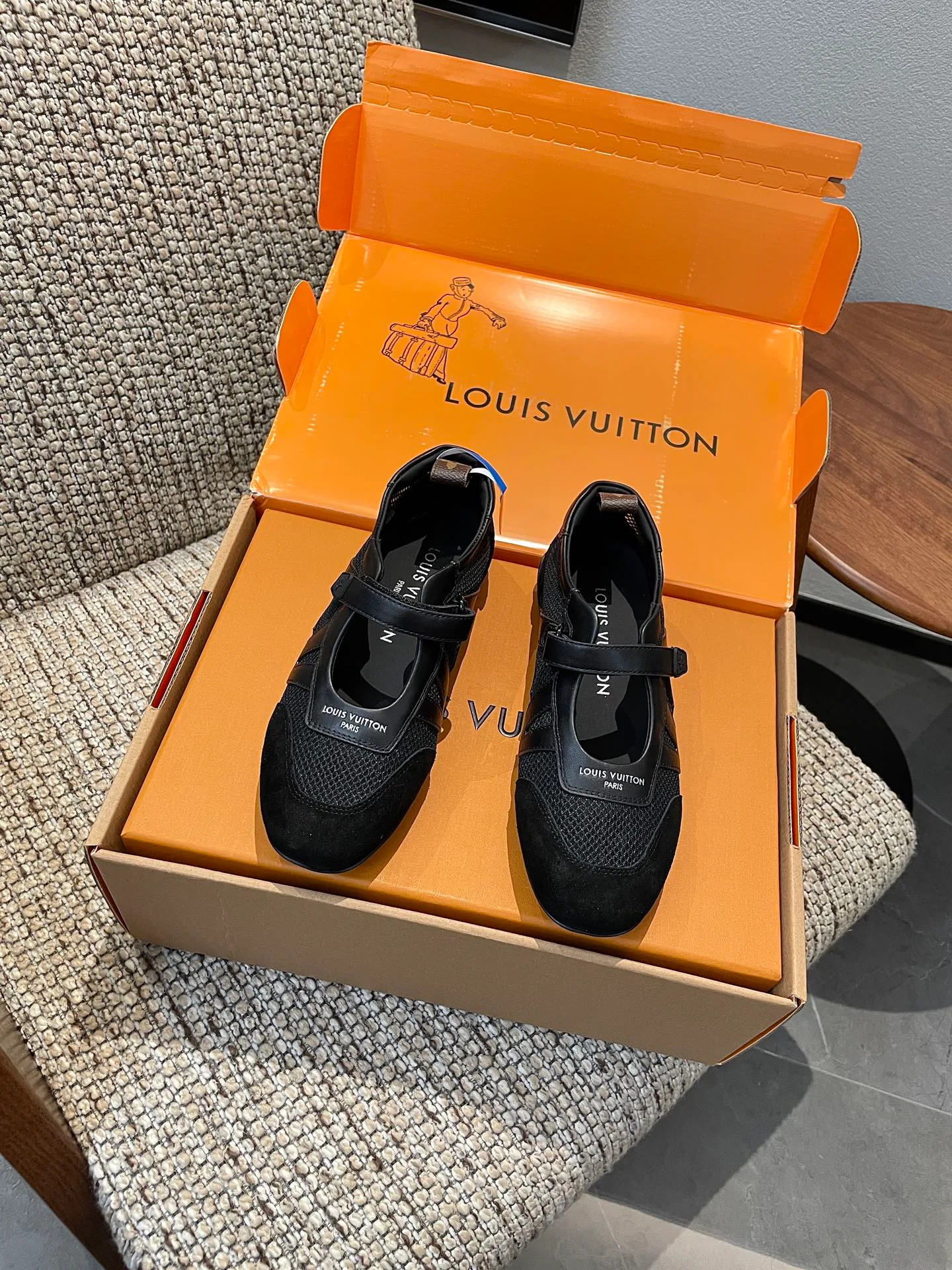 Кроссовки Женские Louis Vuitton 18209167