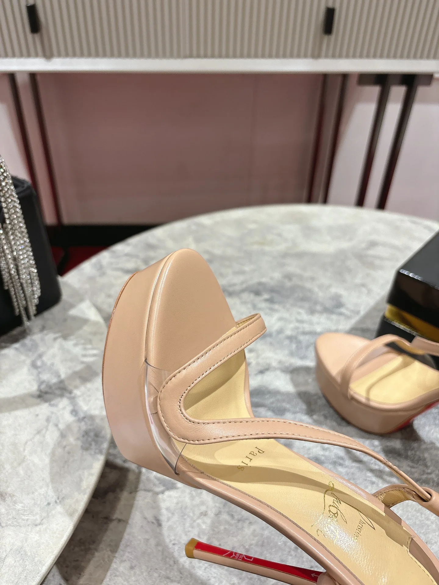 Босоножки Женские Christian Louboutin 19581794