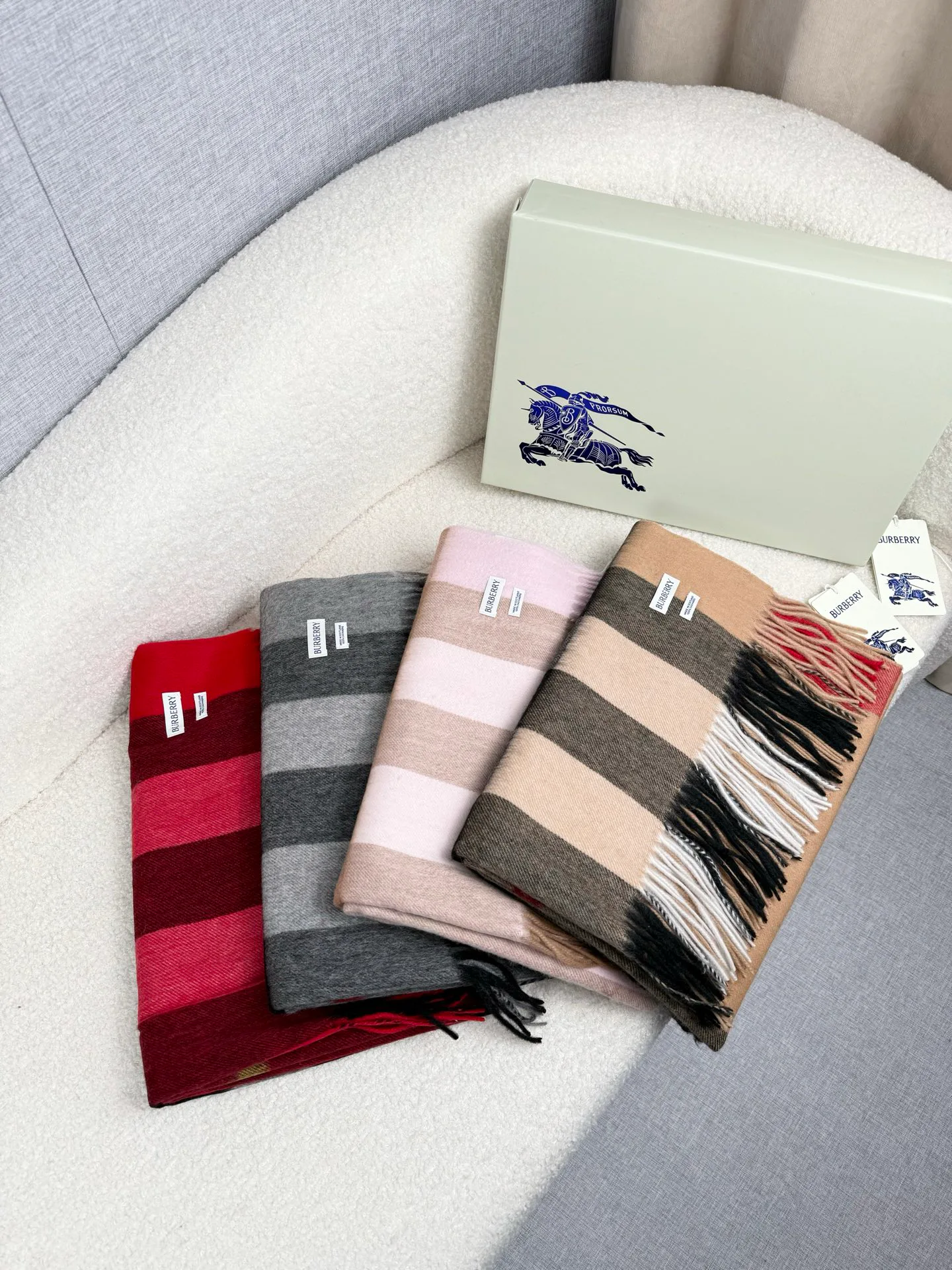 Шарфы Burberry 18675480