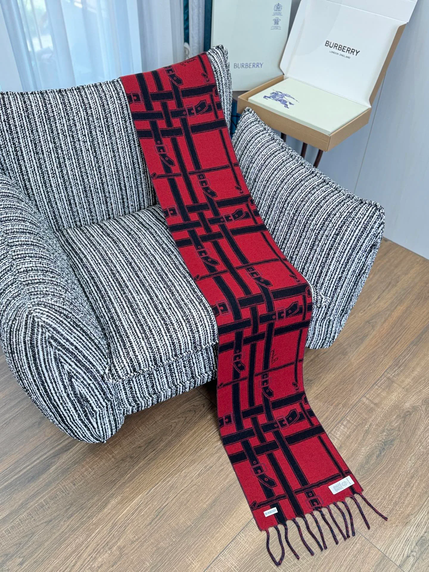Шарфы Burberry 18523940