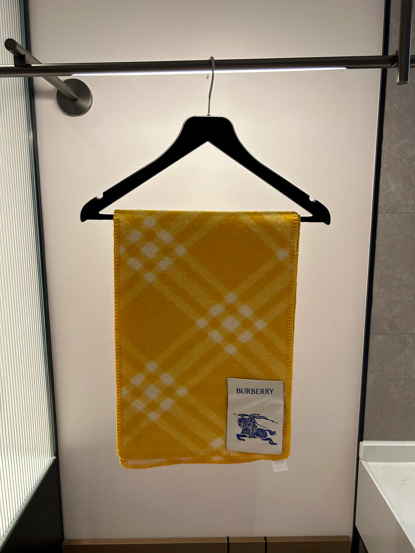 Шарфы Burberry 18507370
