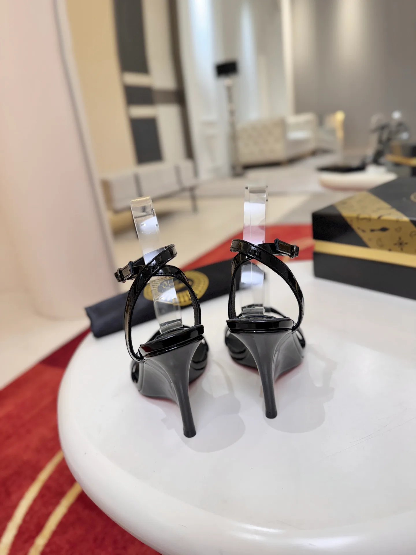 Босоножки Женские Christian Louboutin 18500908