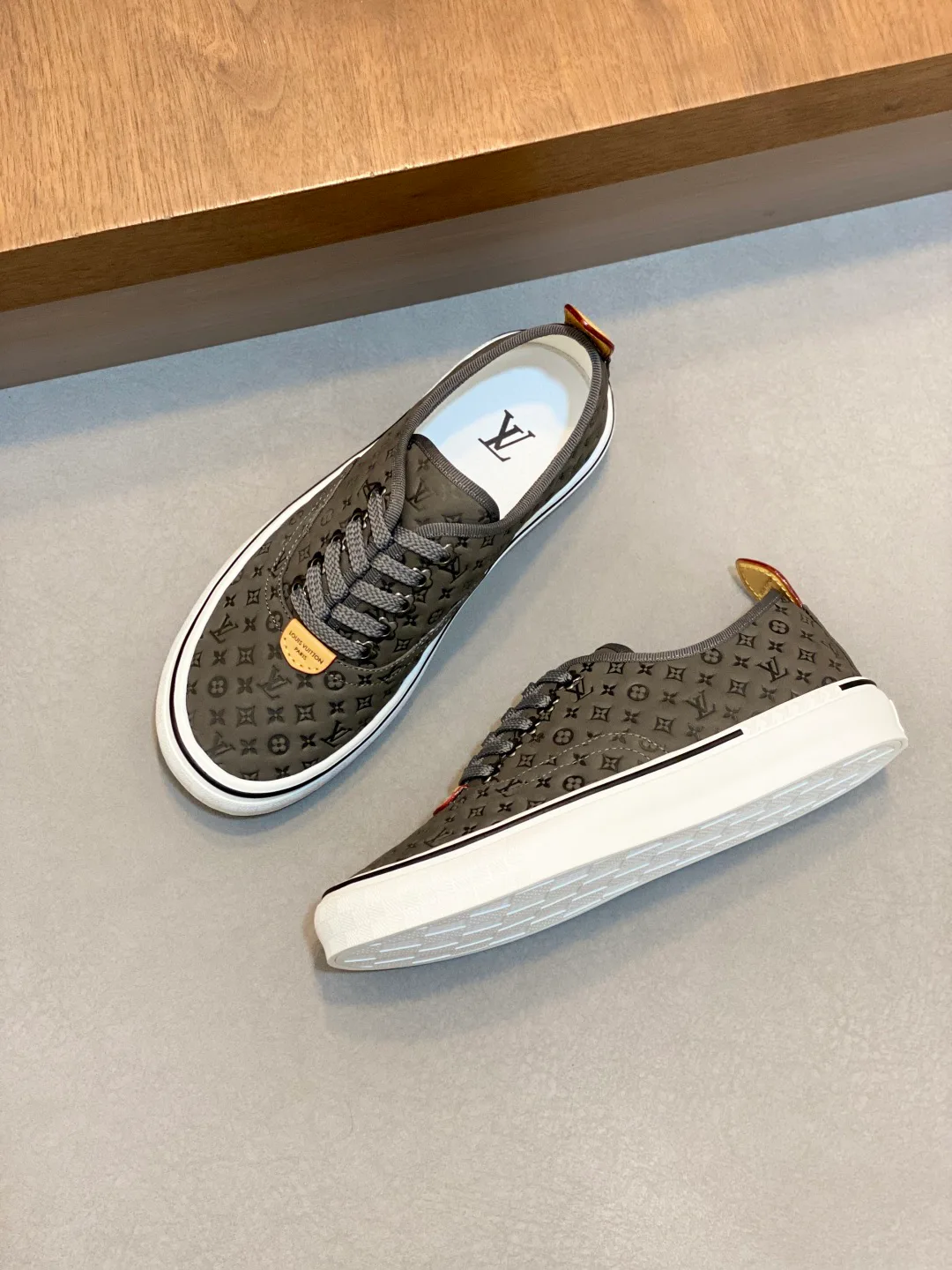 Кроссовки Мужские Louis Vuitton 18707524