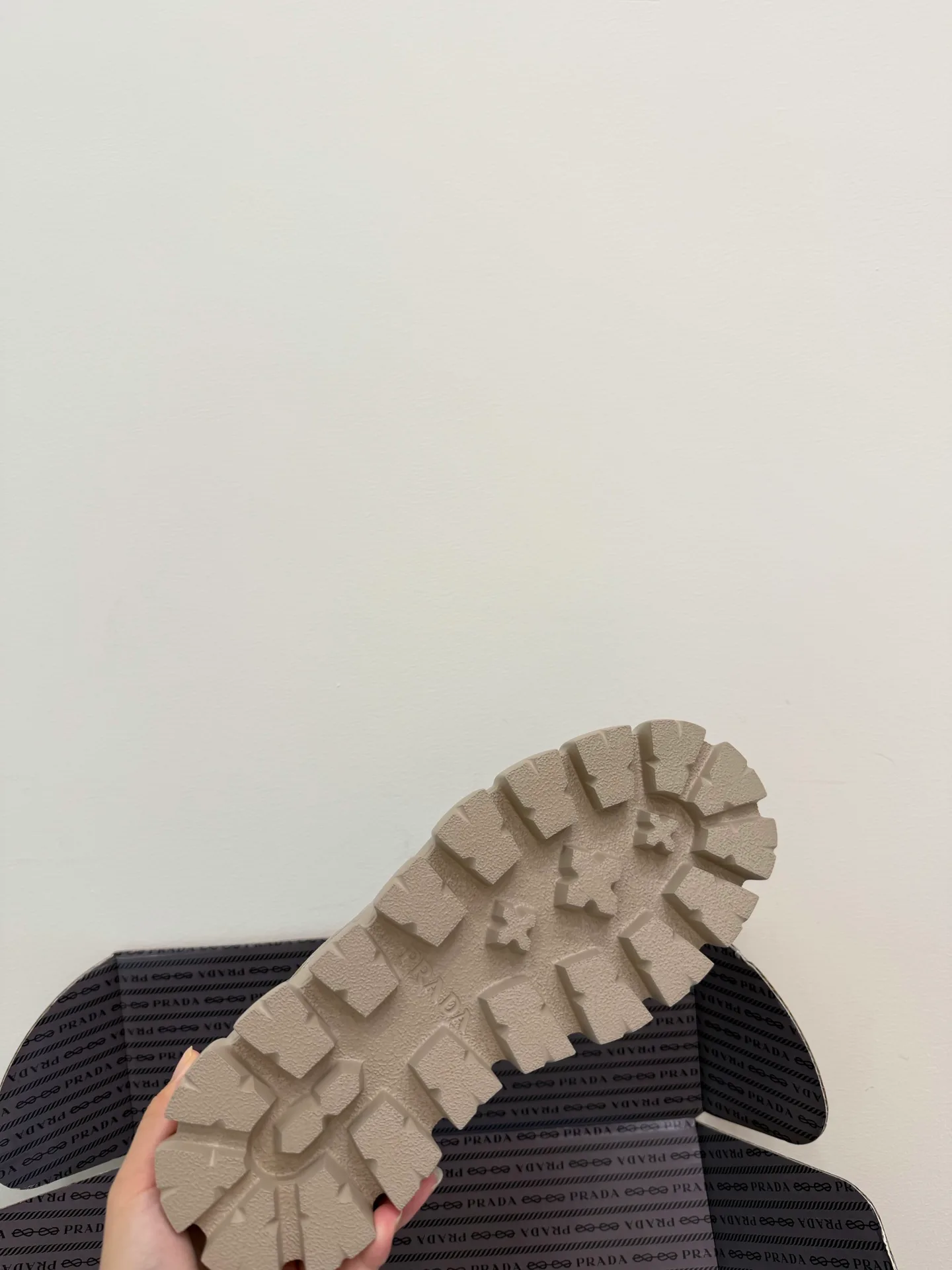 Кроссовки Женские Prada 18933601