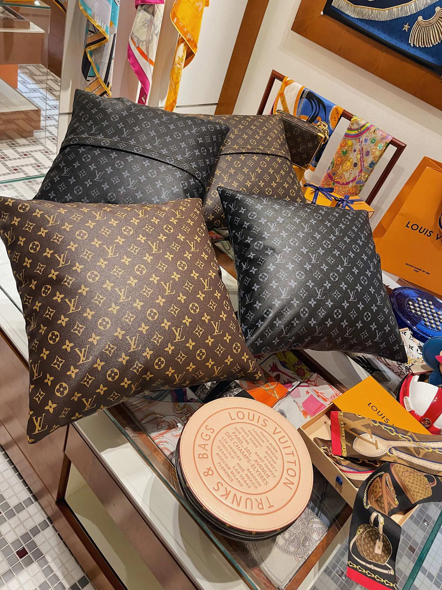 Текстиль Louis Vuitton 18222632