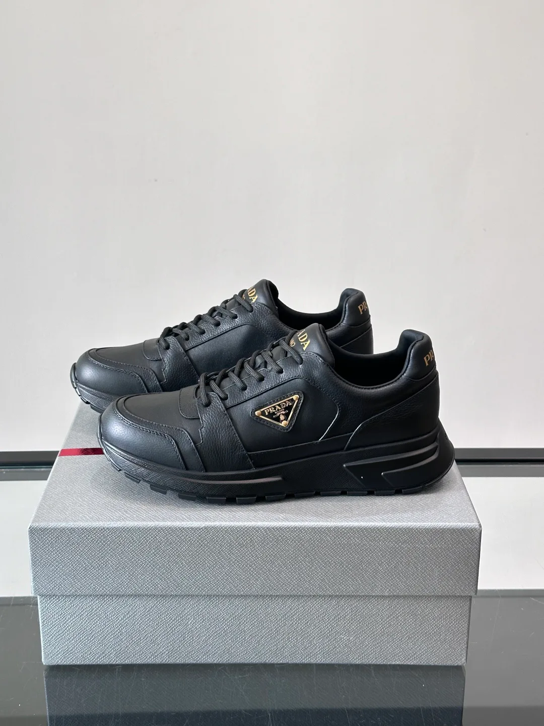 Кроссовки Женские Prada 18102657