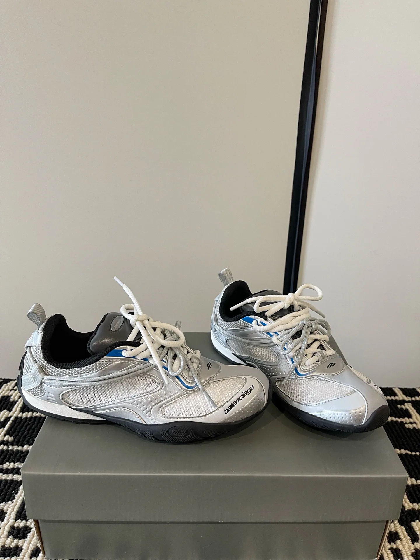 Кроссовки Женские Balenciaga 18386315