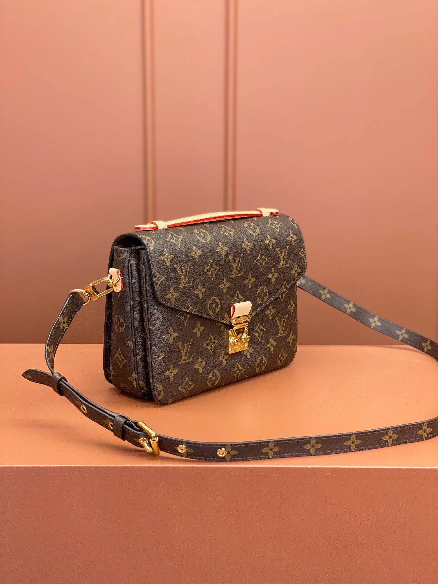 Классические Сумки Женские Louis Vuitton 11869536
