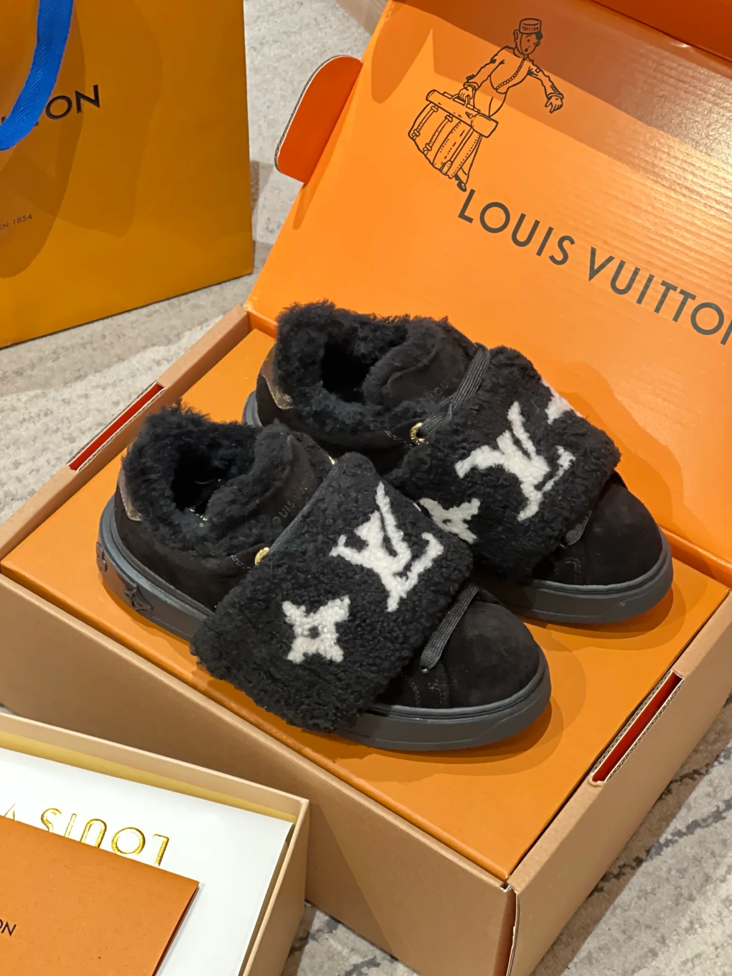 Кроссовки Женские Louis Vuitton 18998310