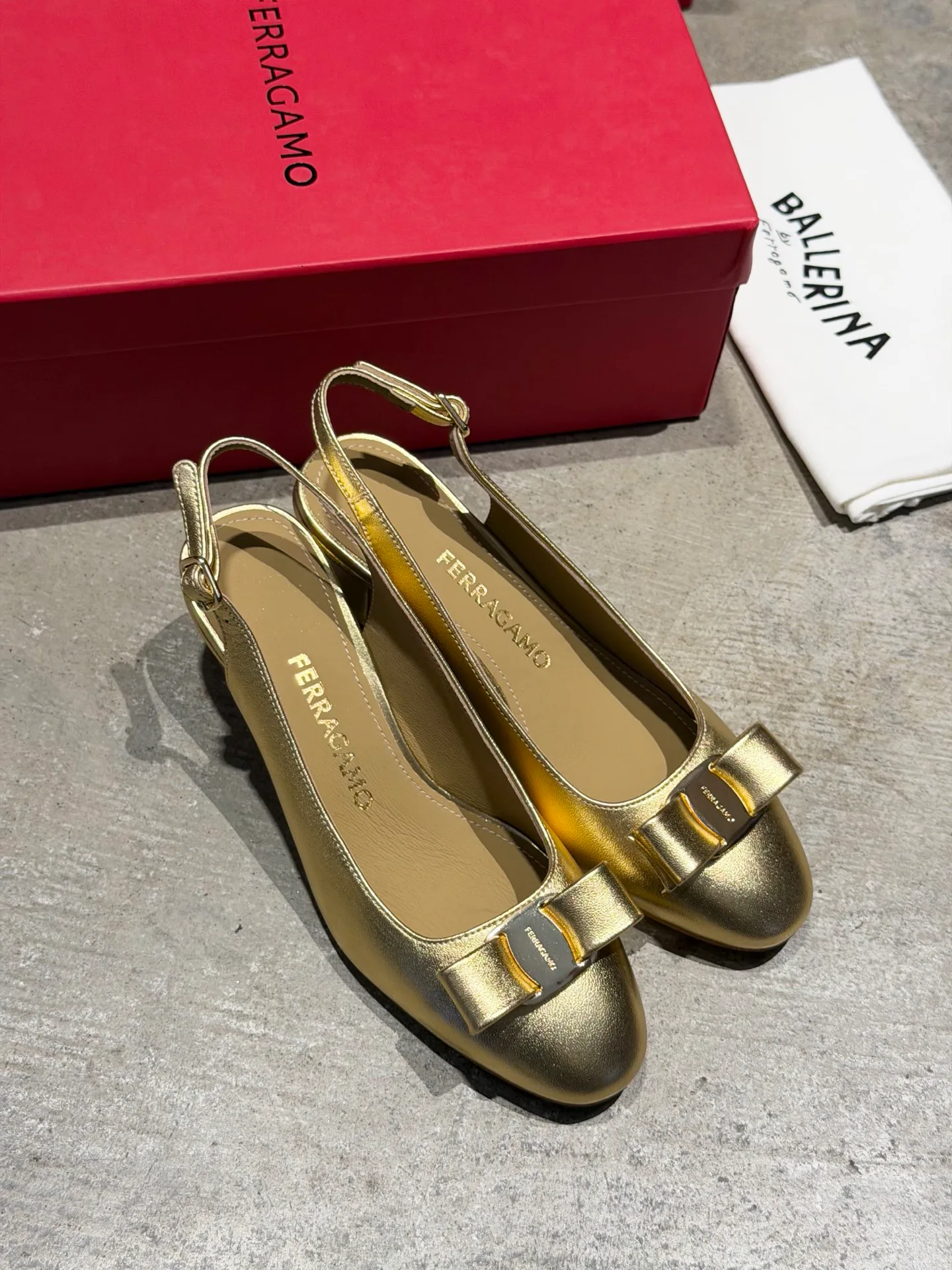 Туфли Женские Salvatore Ferragamo 17642598