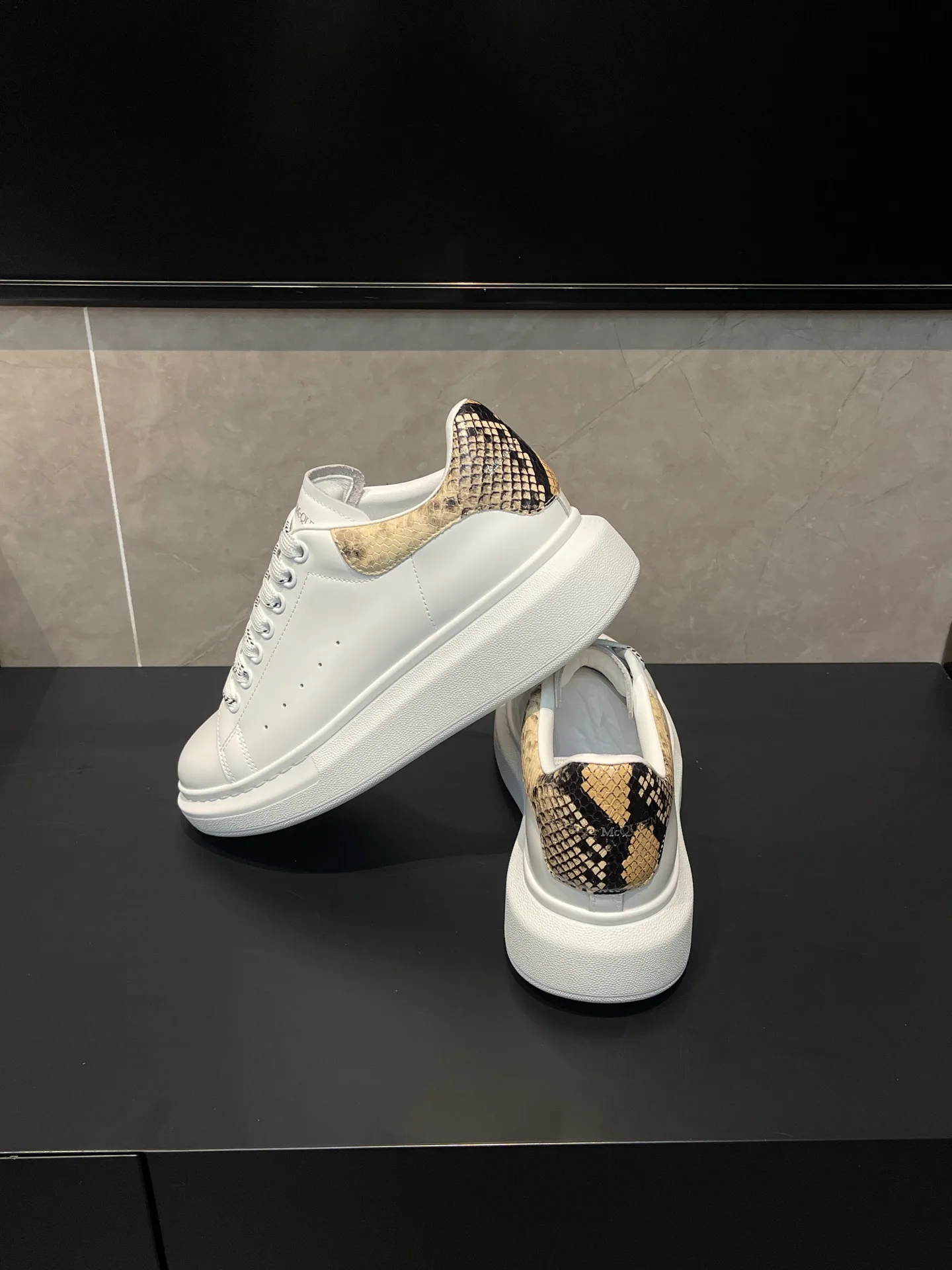 Кроссовки Женские Alexander Mcqueen 18363872