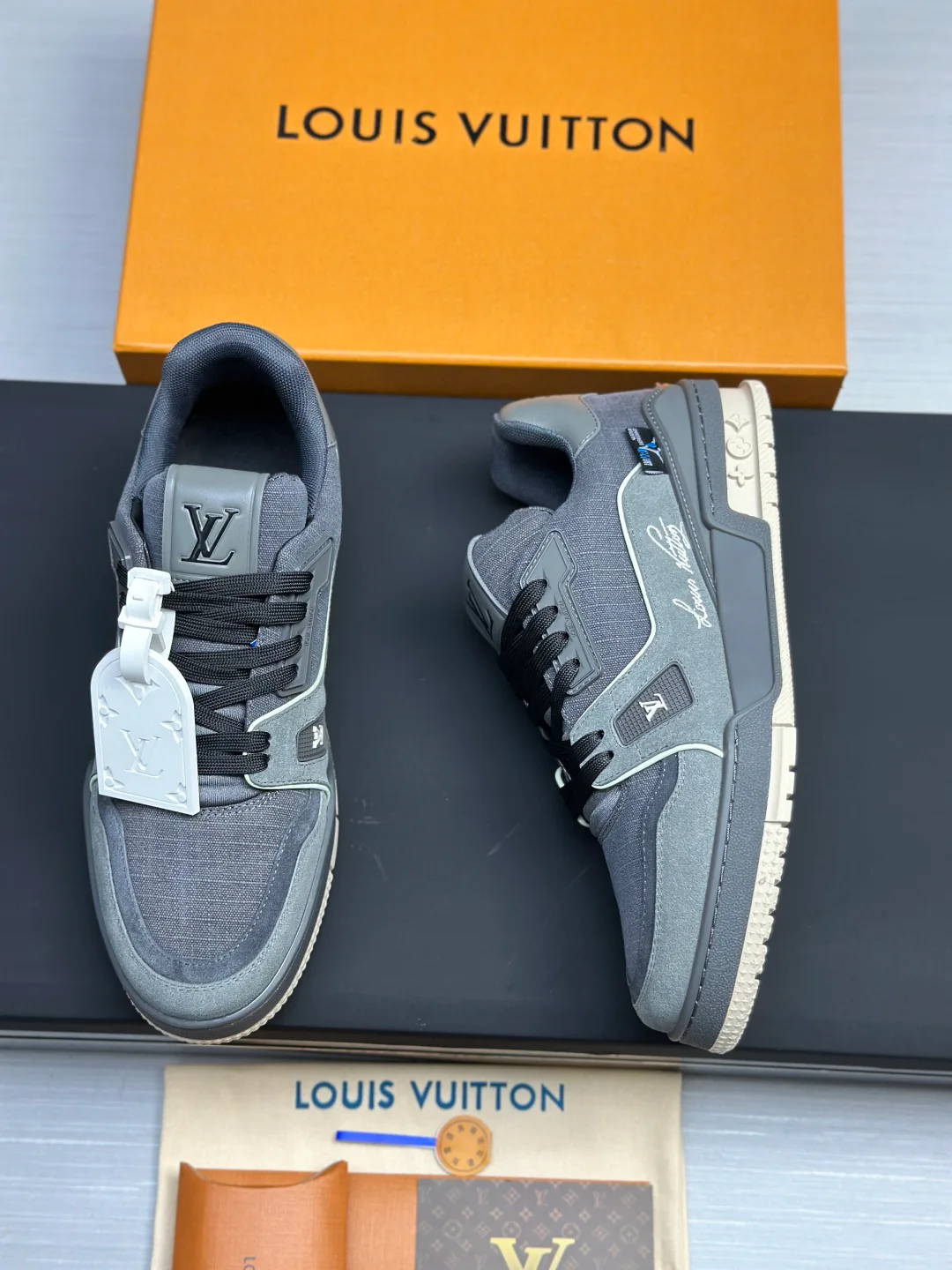 Кроссовки Женские Louis Vuitton 18011602