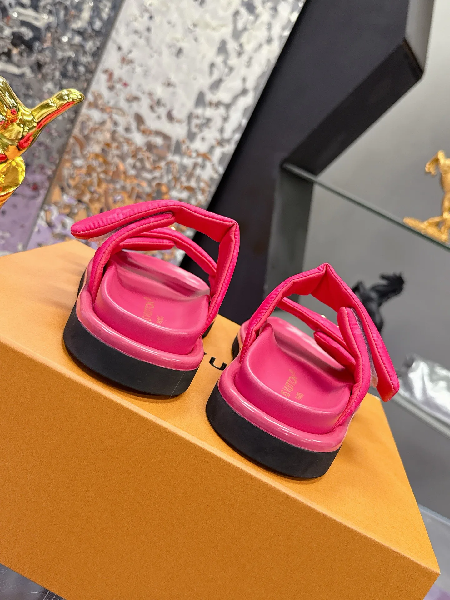 Шлепанцы Женские Louis Vuitton 17530460
