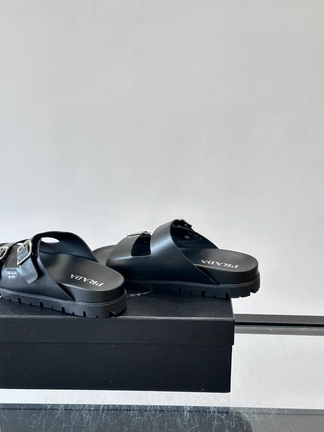 Шлепанцы Женские Prada 17689200