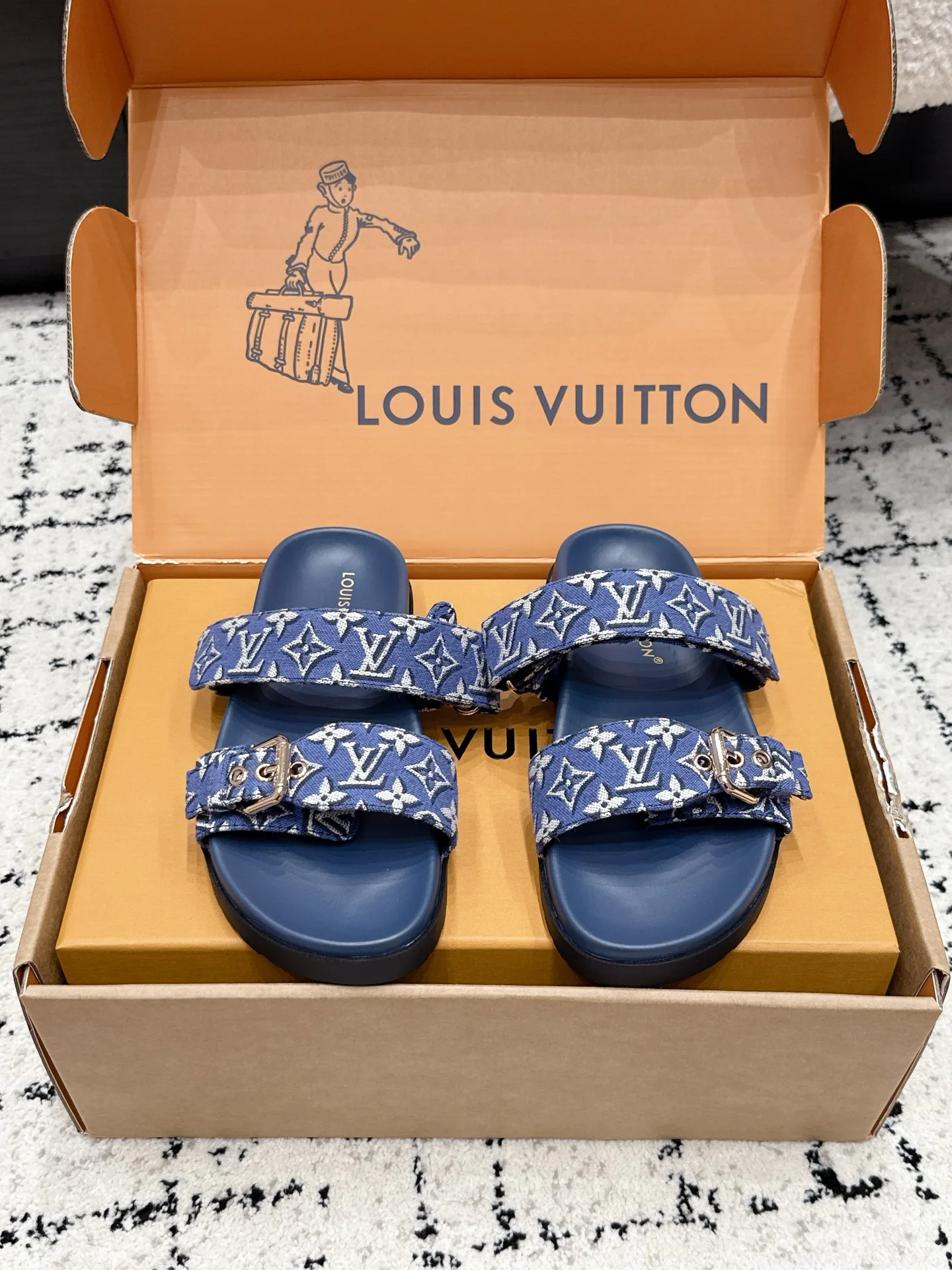 Шлепанцы Женские Louis Vuitton 17522808