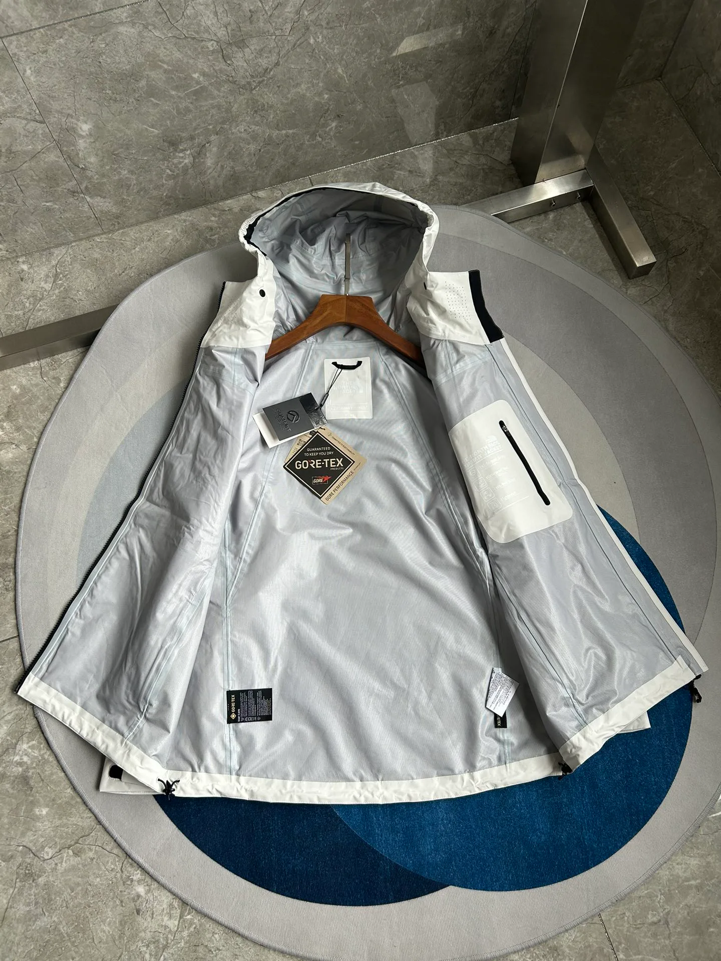 Куртки Женские The North Face Куртки Женские The North Face