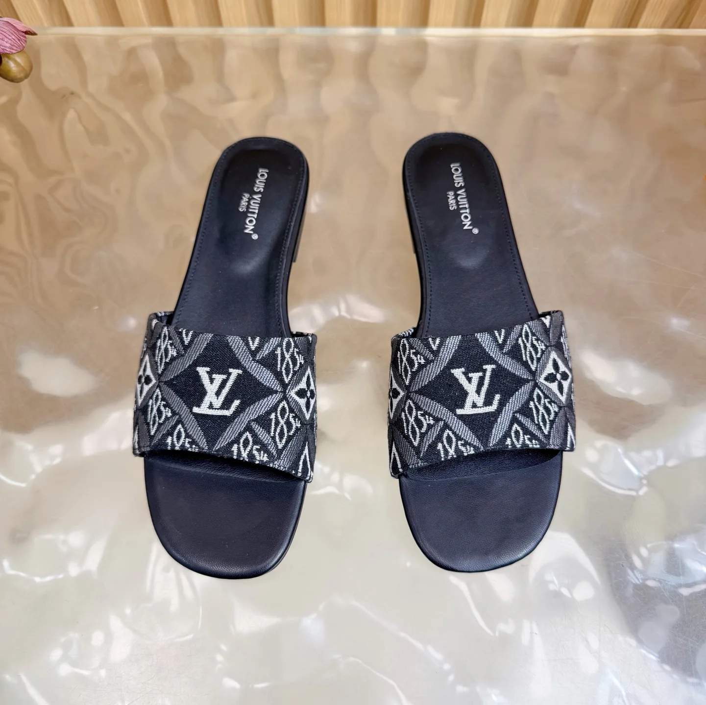 Шлепанцы Женские Louis Vuitton 3060191