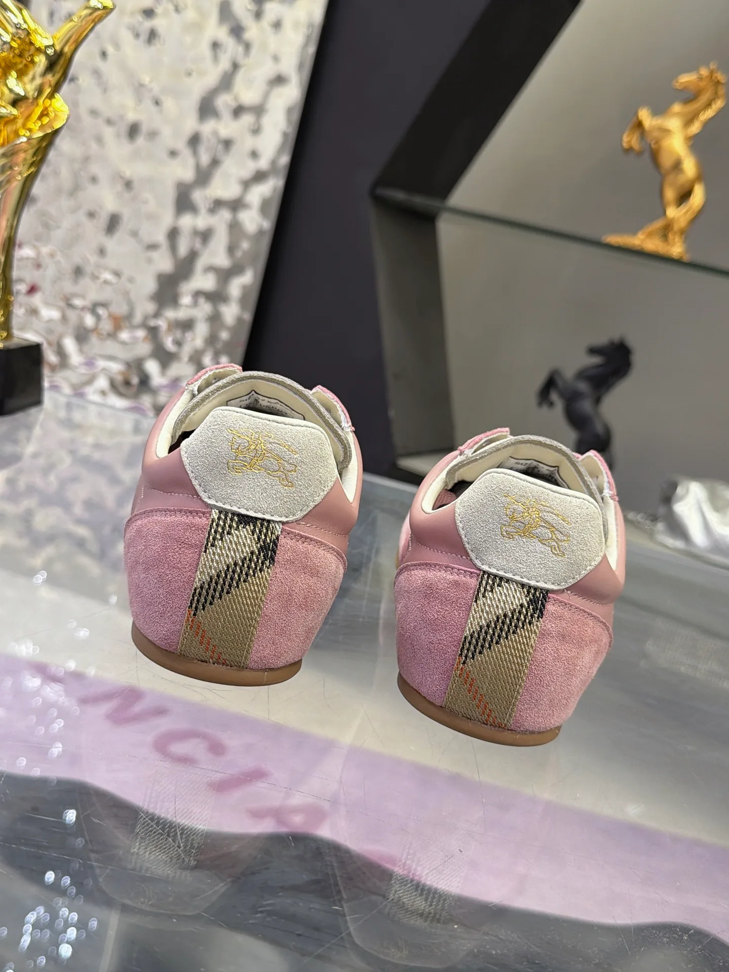 Кроссовки Женские Burberry 18025570