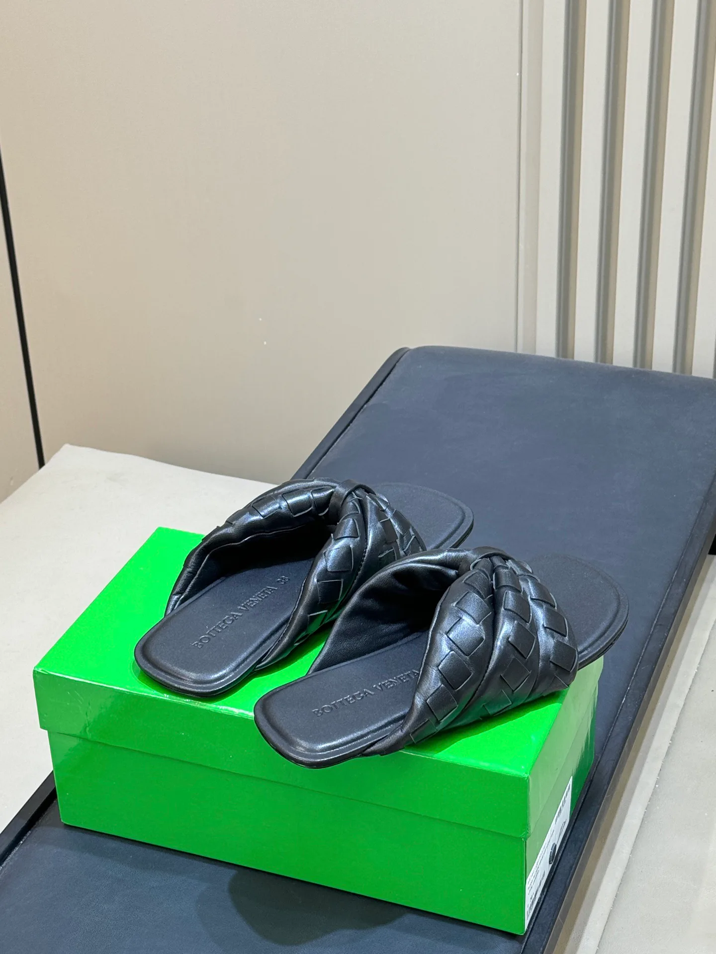 Шлепанцы Женские Bottega Veneta 18073676