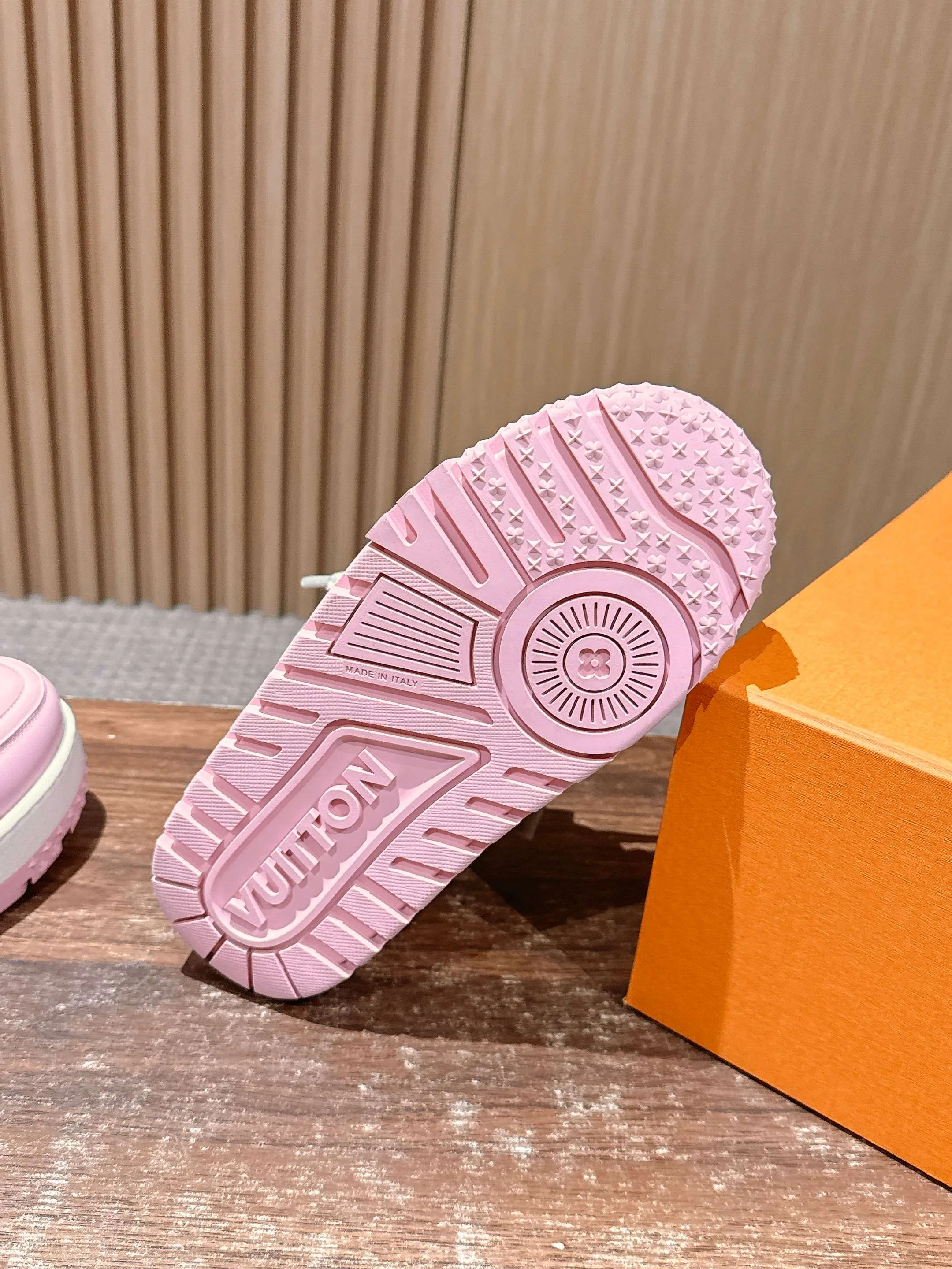 Кроссовки Женские Louis Vuitton 4269595