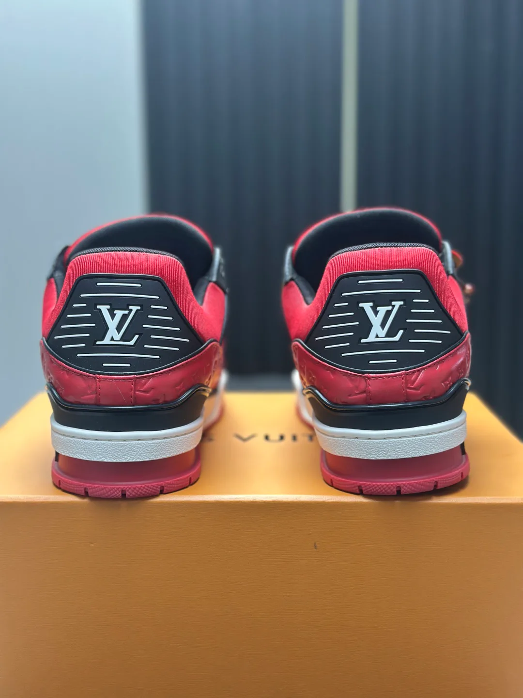 Кроссовки Женские Louis Vuitton 18011576