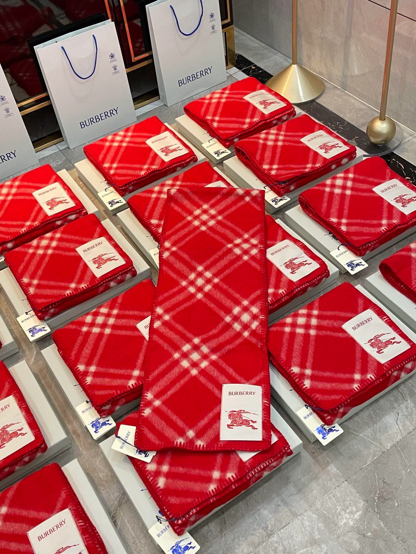 Шарфы Burberry 1481136