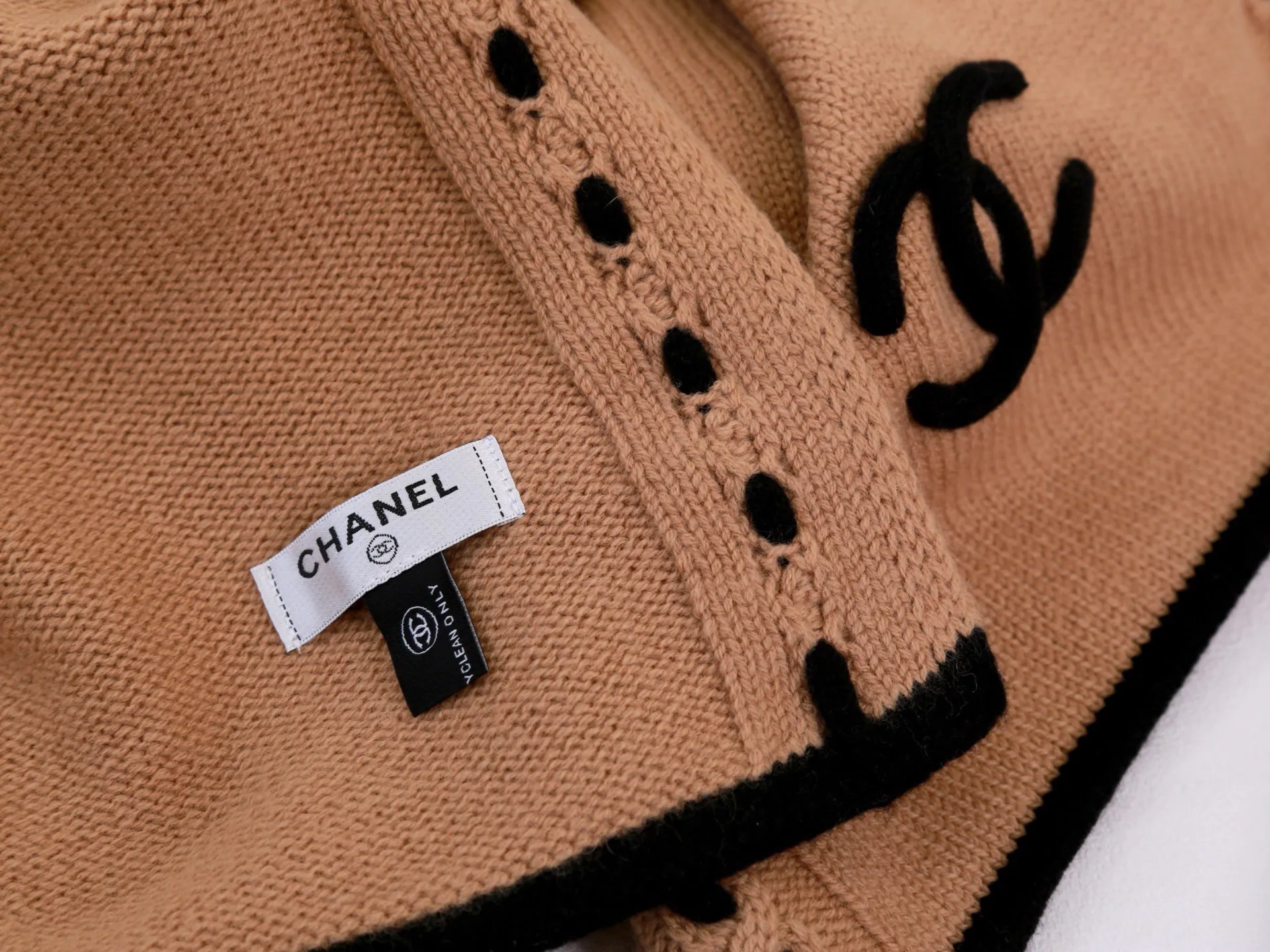 Головные Уборы Chanel 18427045