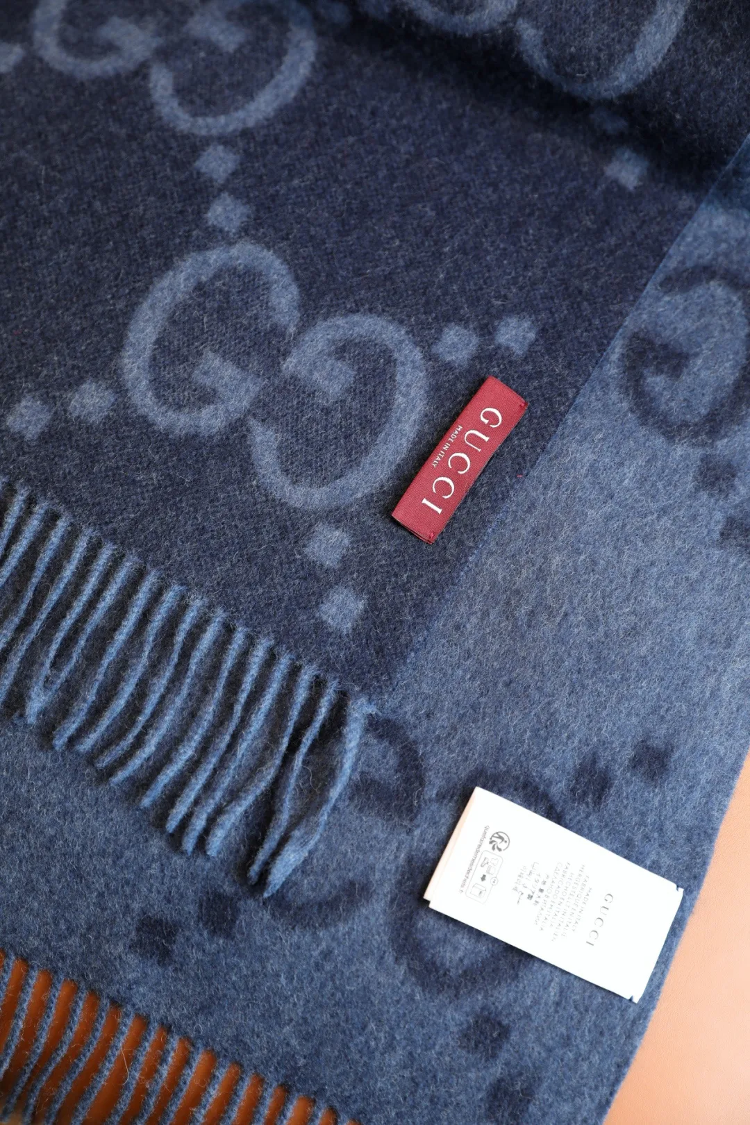 Шарфы Gucci 18265972