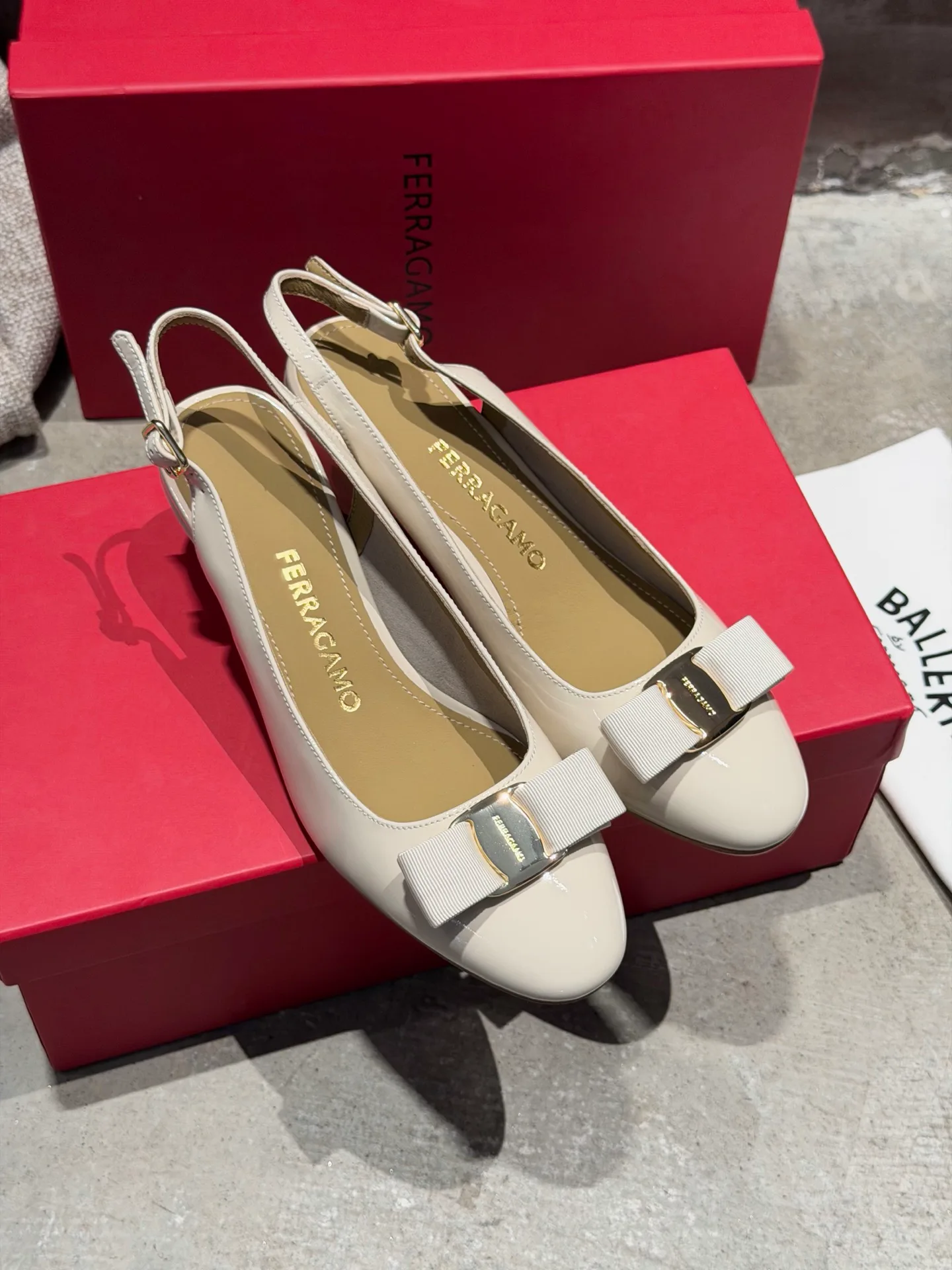 Туфли Женские Salvatore Ferragamo 17642597
