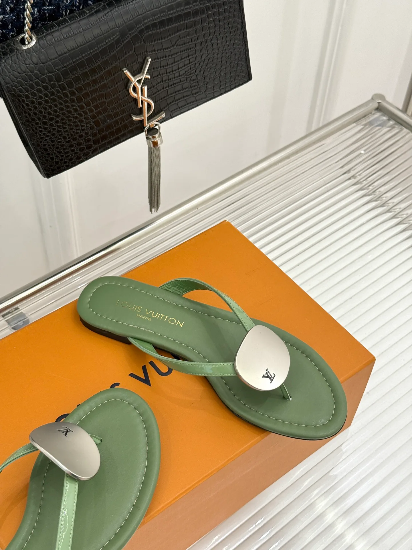 Шлепанцы Женские Louis Vuitton 17596994