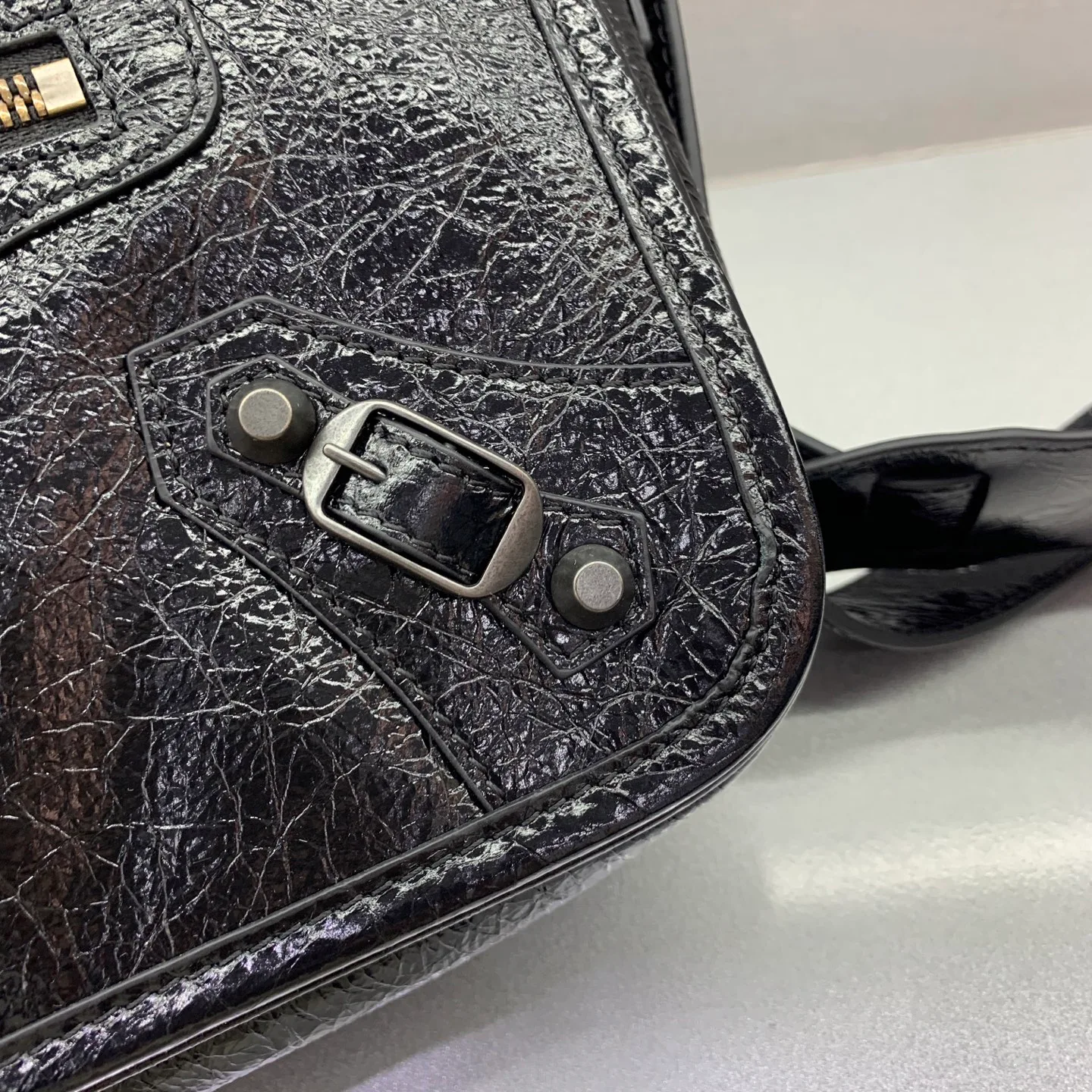 Сумки На Ремне Женские Balenciaga 18205669