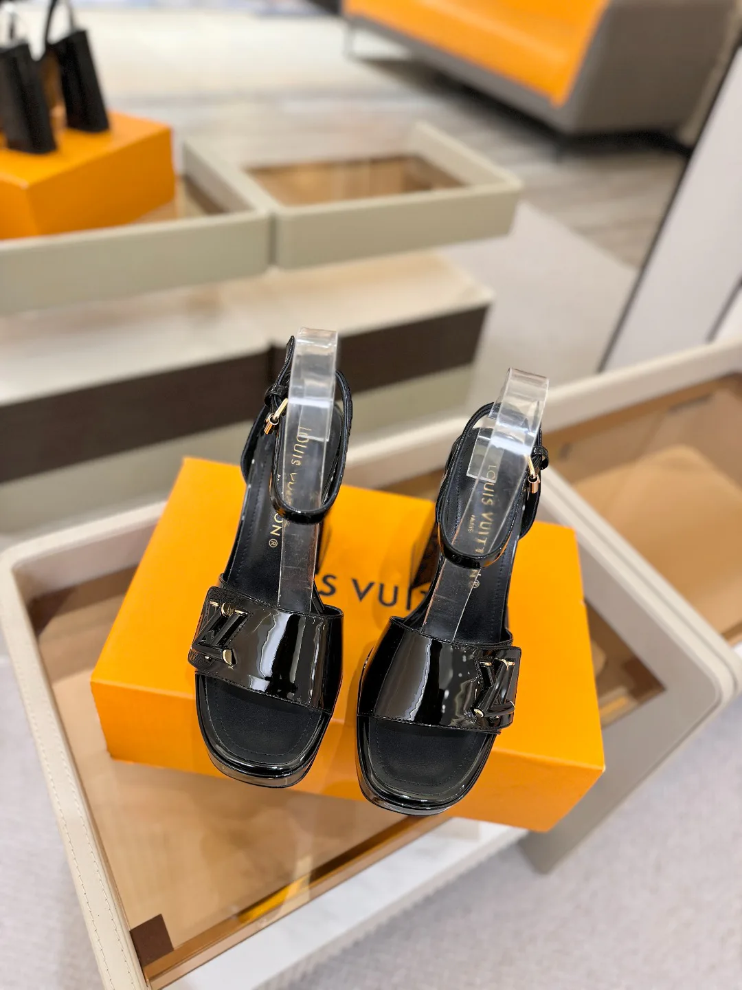 Босоножки Женские Louis Vuitton 17946851