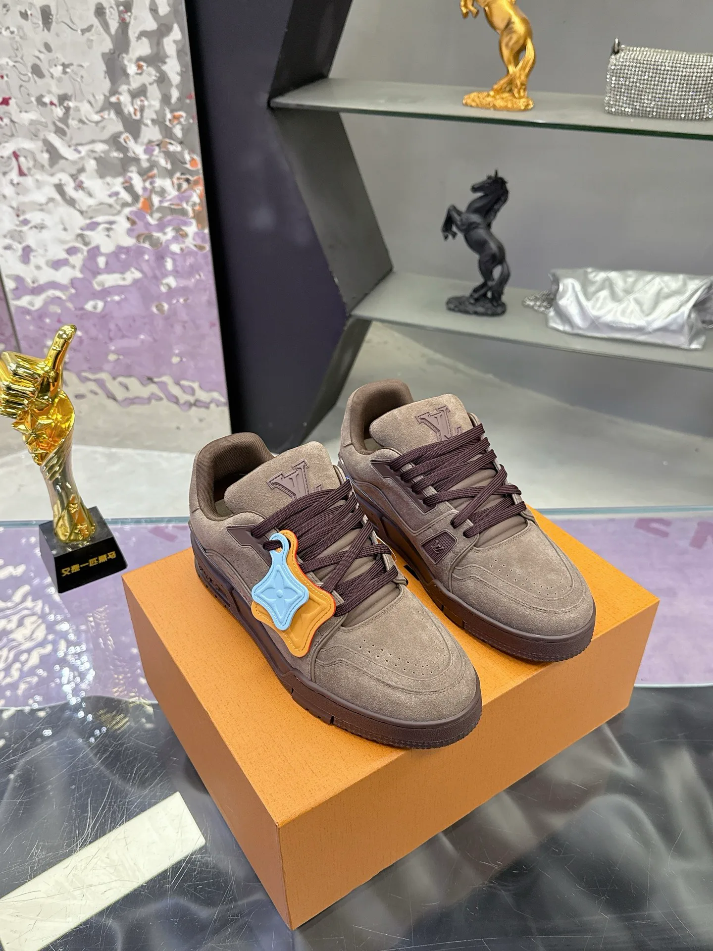 Кроссовки Женские Louis Vuitton 17530411