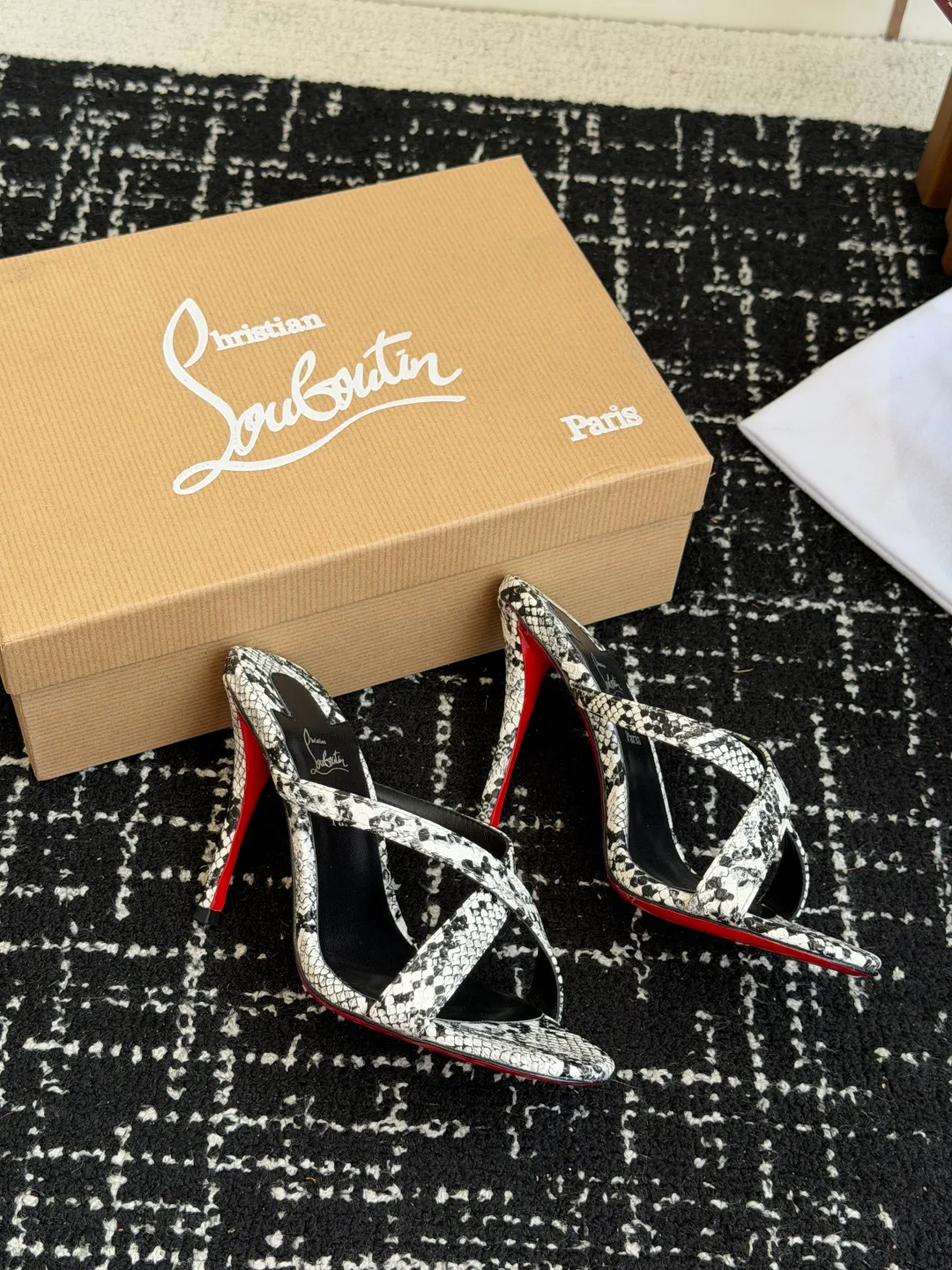 Туфли Женские Christian Louboutin 17936550