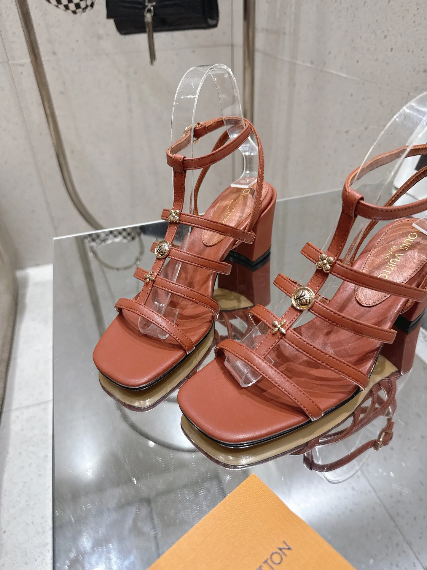 Босоножки Женские Louis Vuitton 17524784