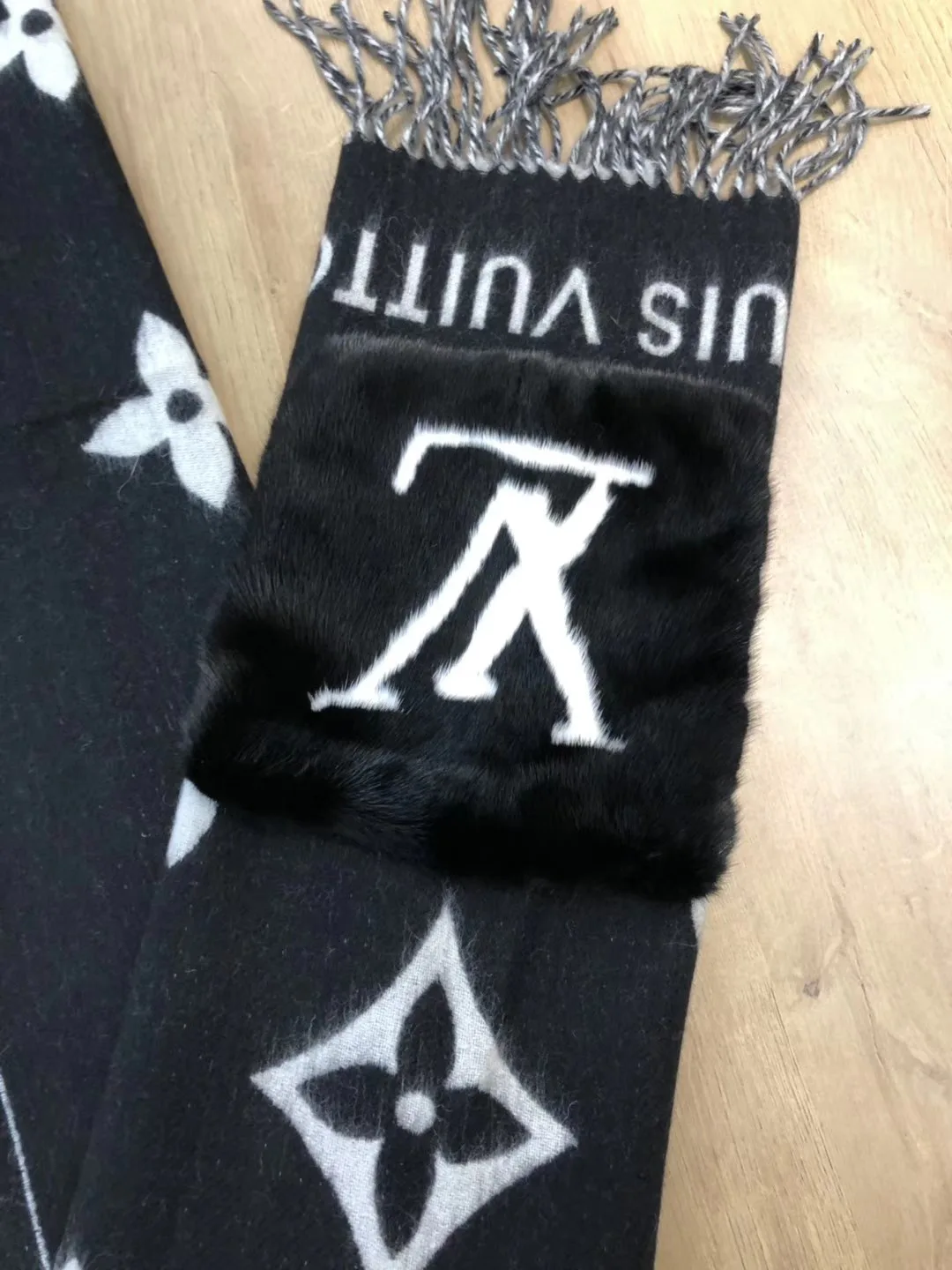 Шарфы Louis Vuitton 1065906