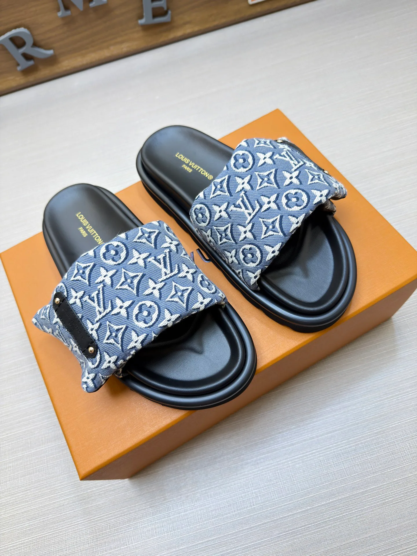 Шлепанцы Женские Louis Vuitton 18011824